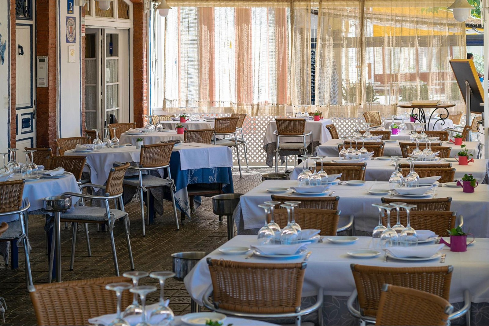 Salão de restaurante preparado para receber clientes