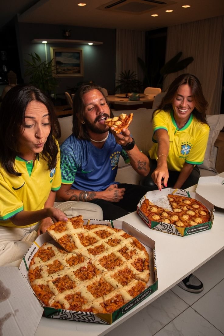 Grupo em casa pedindo delivery de pizza durante a Copa do Mundo