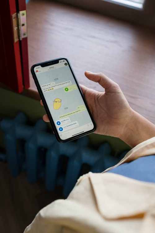 Assistente de IA respondendo pedido no WhatsApp de restaurante