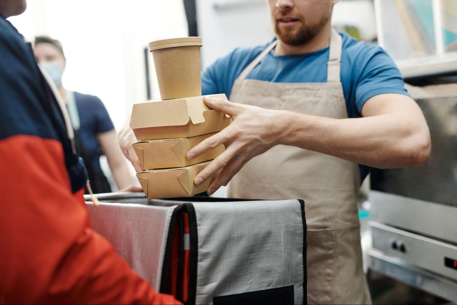 Entrega de pedido de delivery ao consumidor